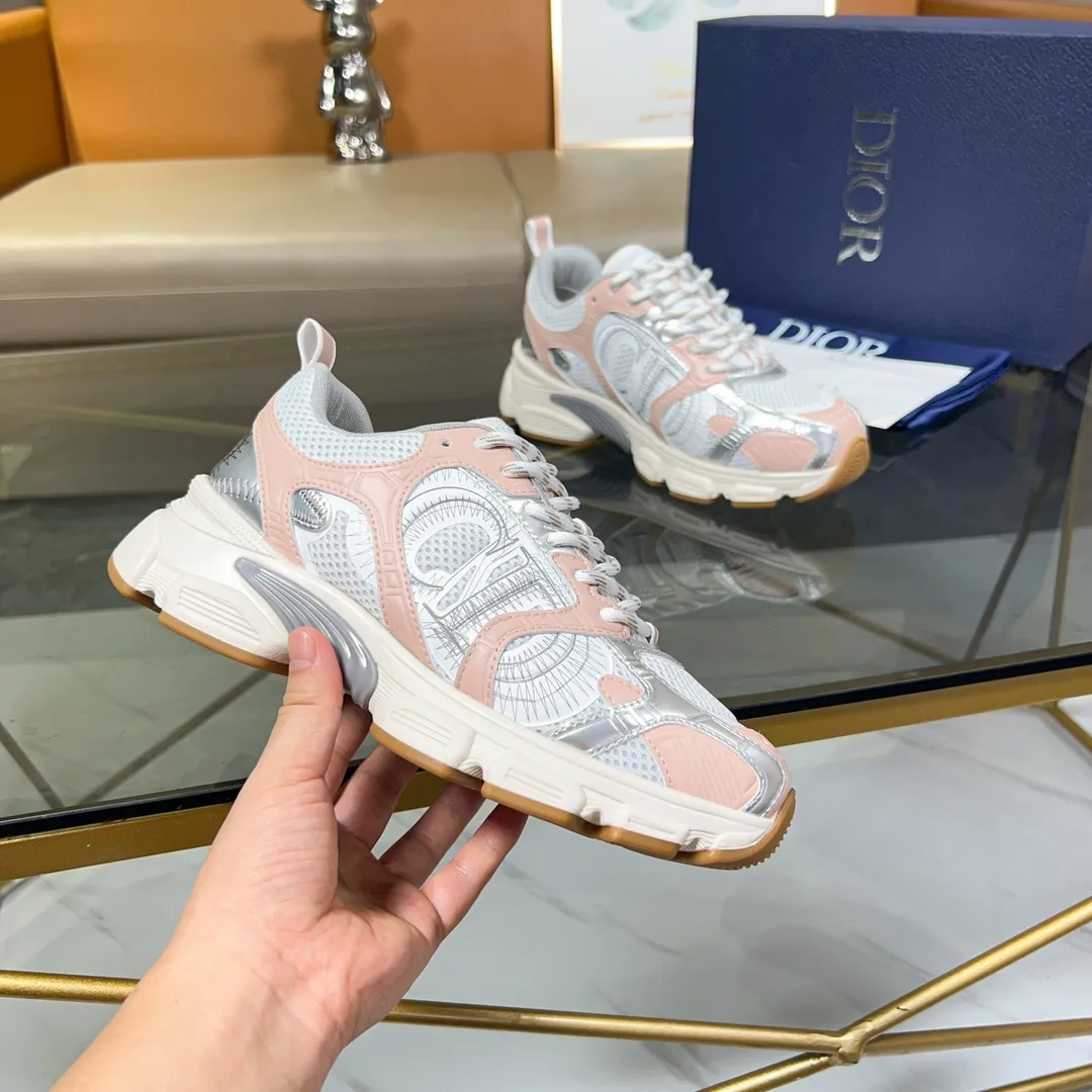 P500 Dior Chrono sneakers are a new product of the 2024 autumn ready-to-wear series, reinterpreting running shoes with Dior's haute couture style. Crafted from beige mesh with laminated leather-effect panels in gold and silver tones, it's highlighted by CD logos on the sides, a star patch on the tongue and a Dior logo on the heel. Featuring tri-color laces, a lightweight sole and star embellishments for a casual look for any season. Size: Female size 35-41 (Female size 41 and 42 can be customized) Male size 39-44 (45/46 can be customized) Color: white, pink, gold, silver, black